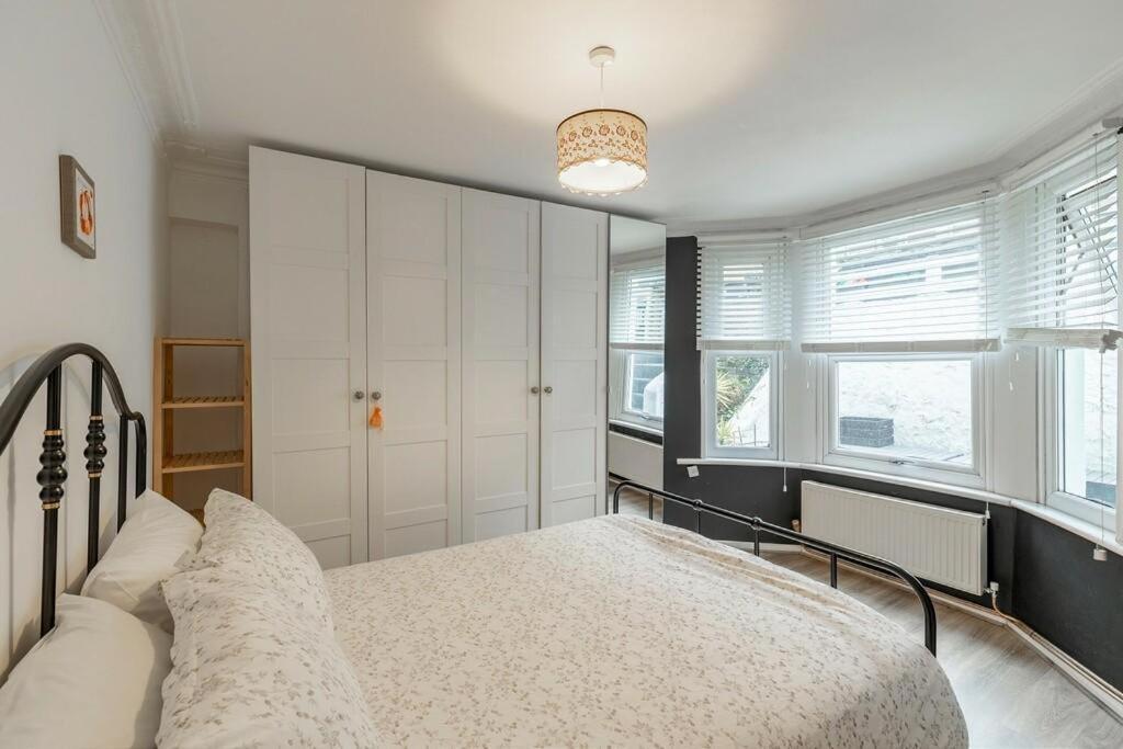 Lovely West London Entire Apartment מראה חיצוני תמונה