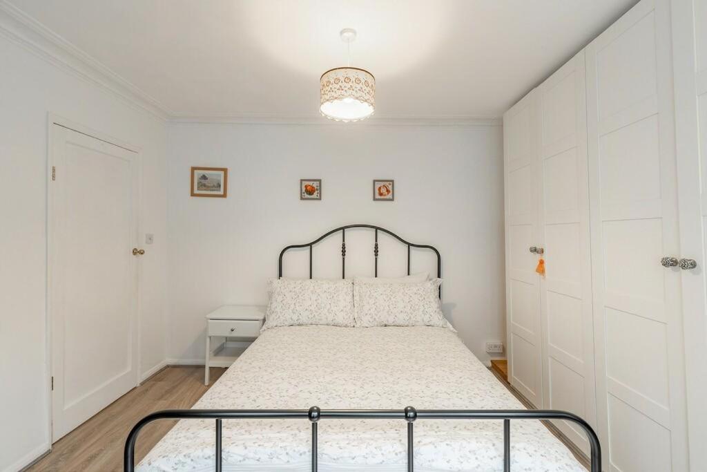 Lovely West London Entire Apartment מראה חיצוני תמונה